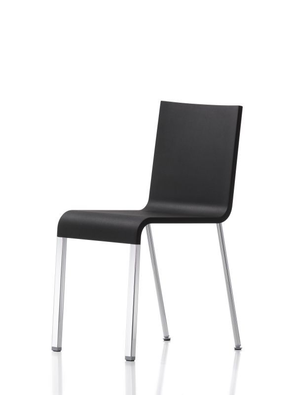Schwarzer .03 Stuhl von Vitra mit minimalistischem Design und silbernen Metallbeinen für Büro und Wohnraum.
